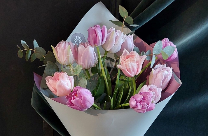 Корпоративный букет на 8 марта из розовых тюльпанов (от 5 шт.)