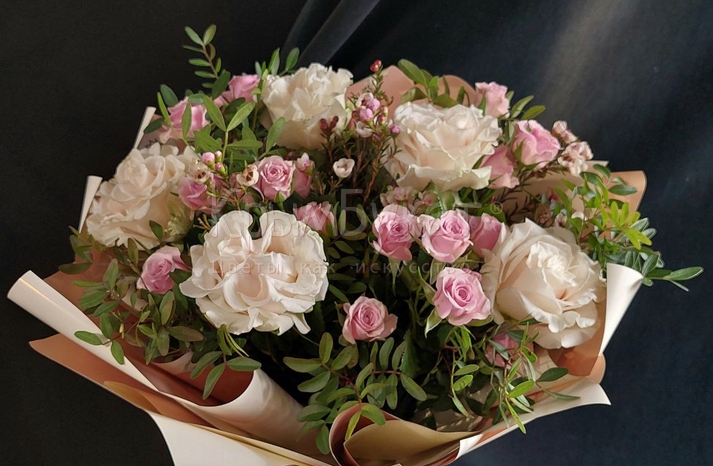 Нежный весенний букет из роз спрей и пионовидных