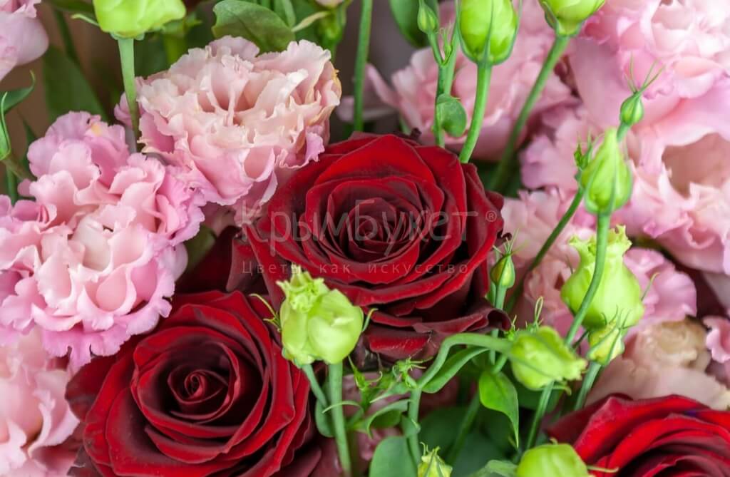 Букет из лизиантусов и роз «Нежный румянец»