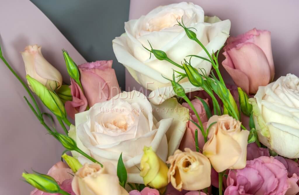 Букет из лизиантусов и роз «Жемчужина красоты»
