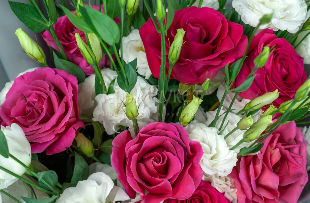 Букет из лизиантусов и роз «Любовь по-французски»