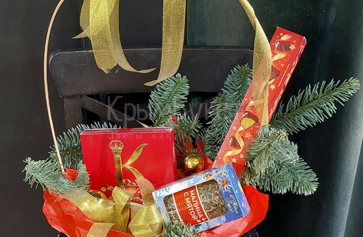 Новогодняя композиция «Корзина сладостей»