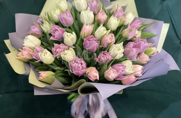 Букет из разноцветных пионовидных тюльпанов в пастельных оттенках (51 шт.)