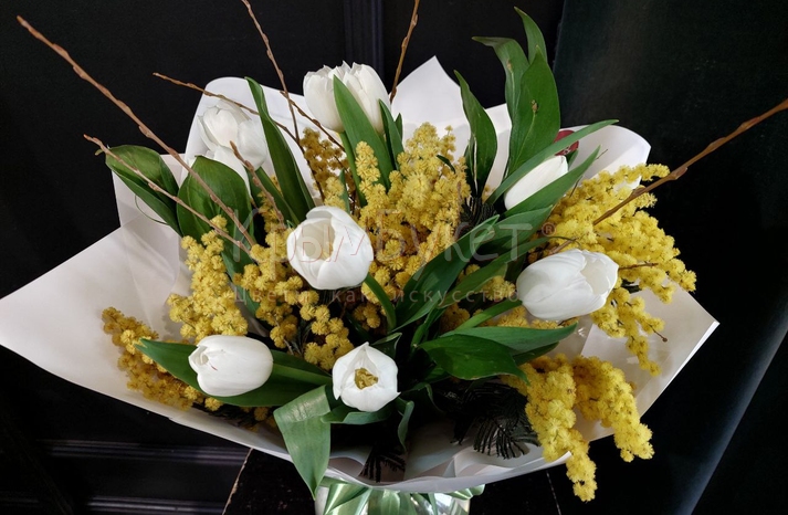 Букет из белых тюльпанов и мимозы